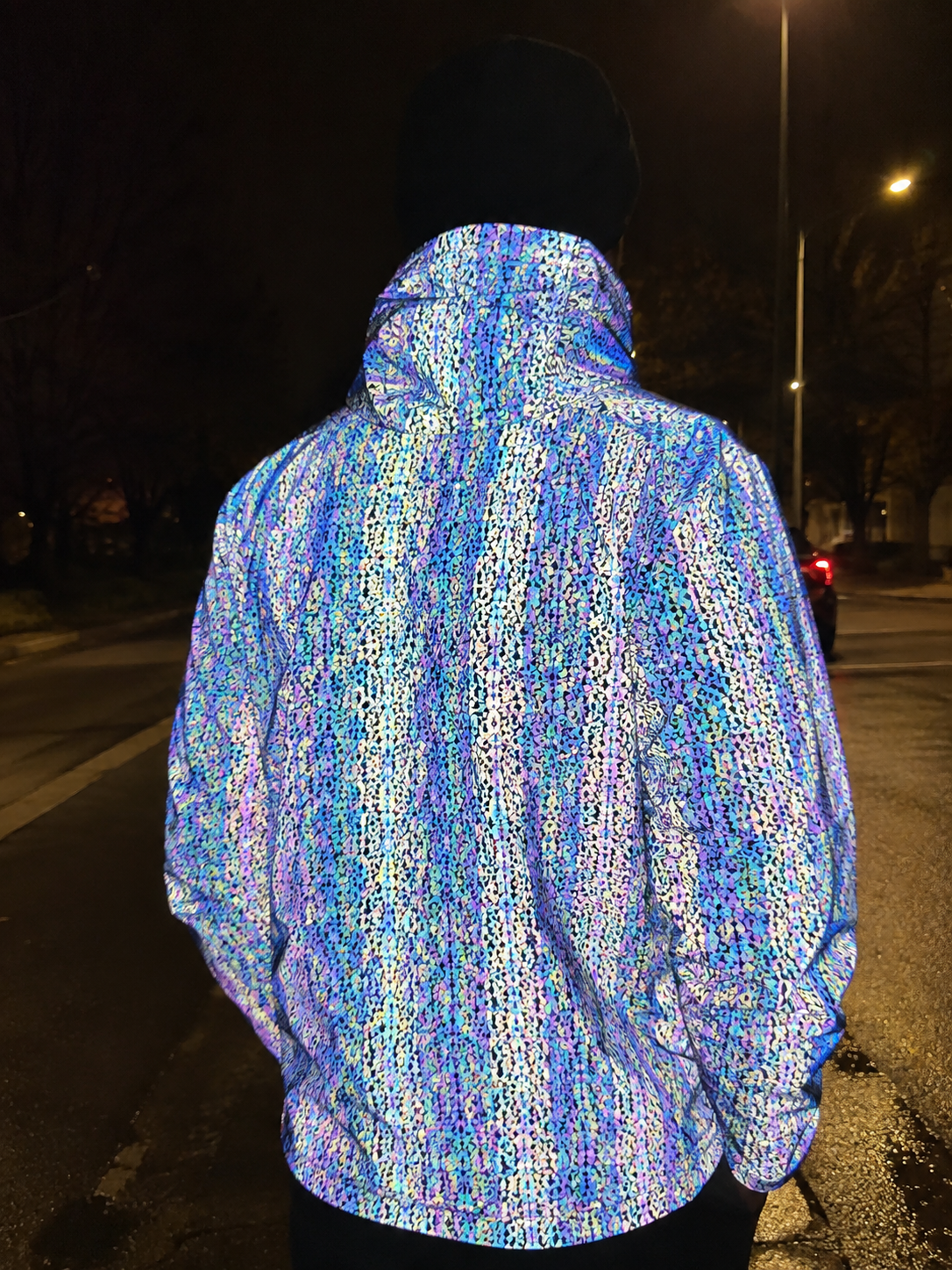 Personne portant la veste Bravyna pendant une marche en extérieur.