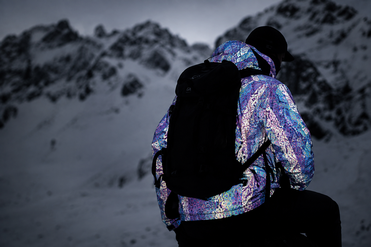 Personne portant la veste Bravyna avec un sac banane en travers du buste.